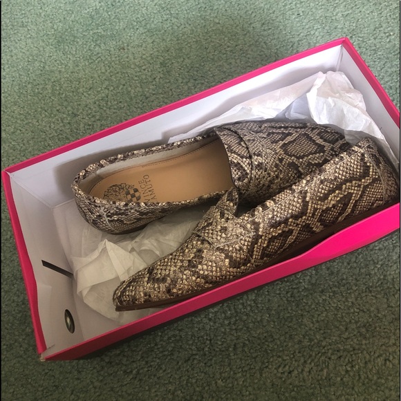 SNAKESKIN VINCE CAMUTO FLATS - Picture 5 of 7